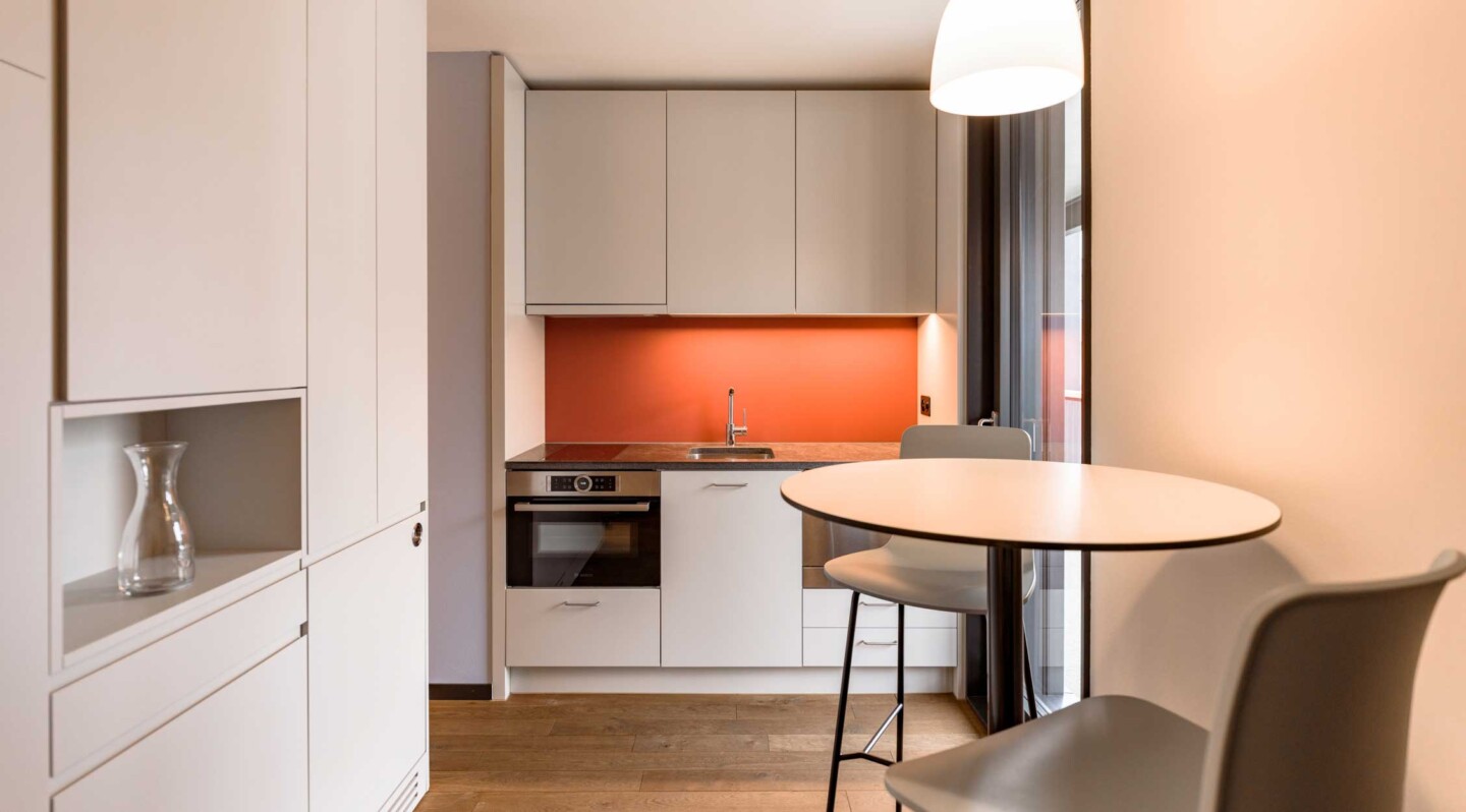 Komplett ausgestattete Küche in den b20 Serviced Apartments